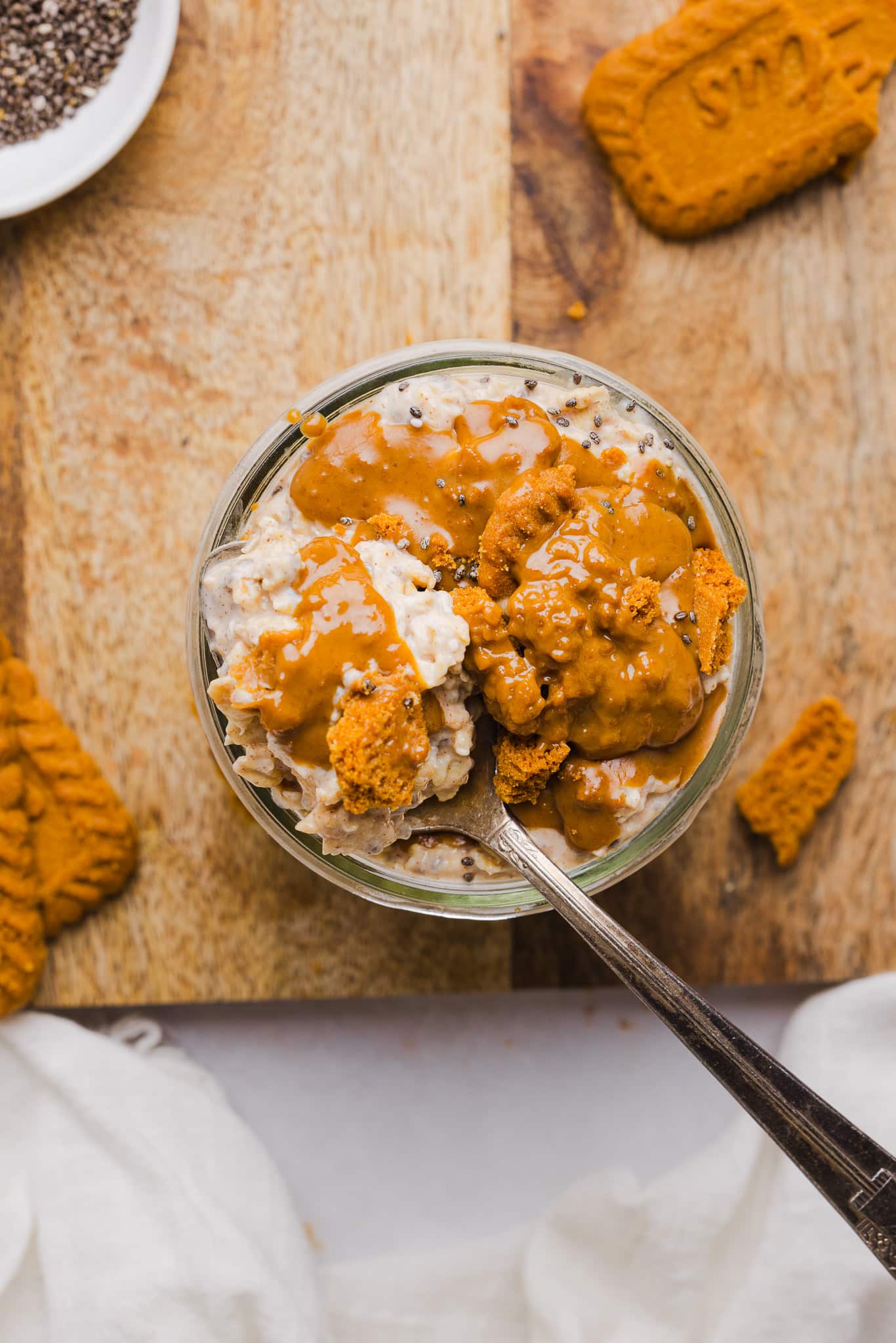 Biscoff overnight oats in a mason jar topped with cookies.