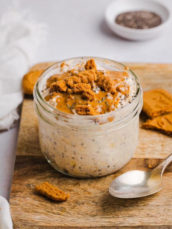 Biscoff overnight oats in a mason jar topped with cookies.