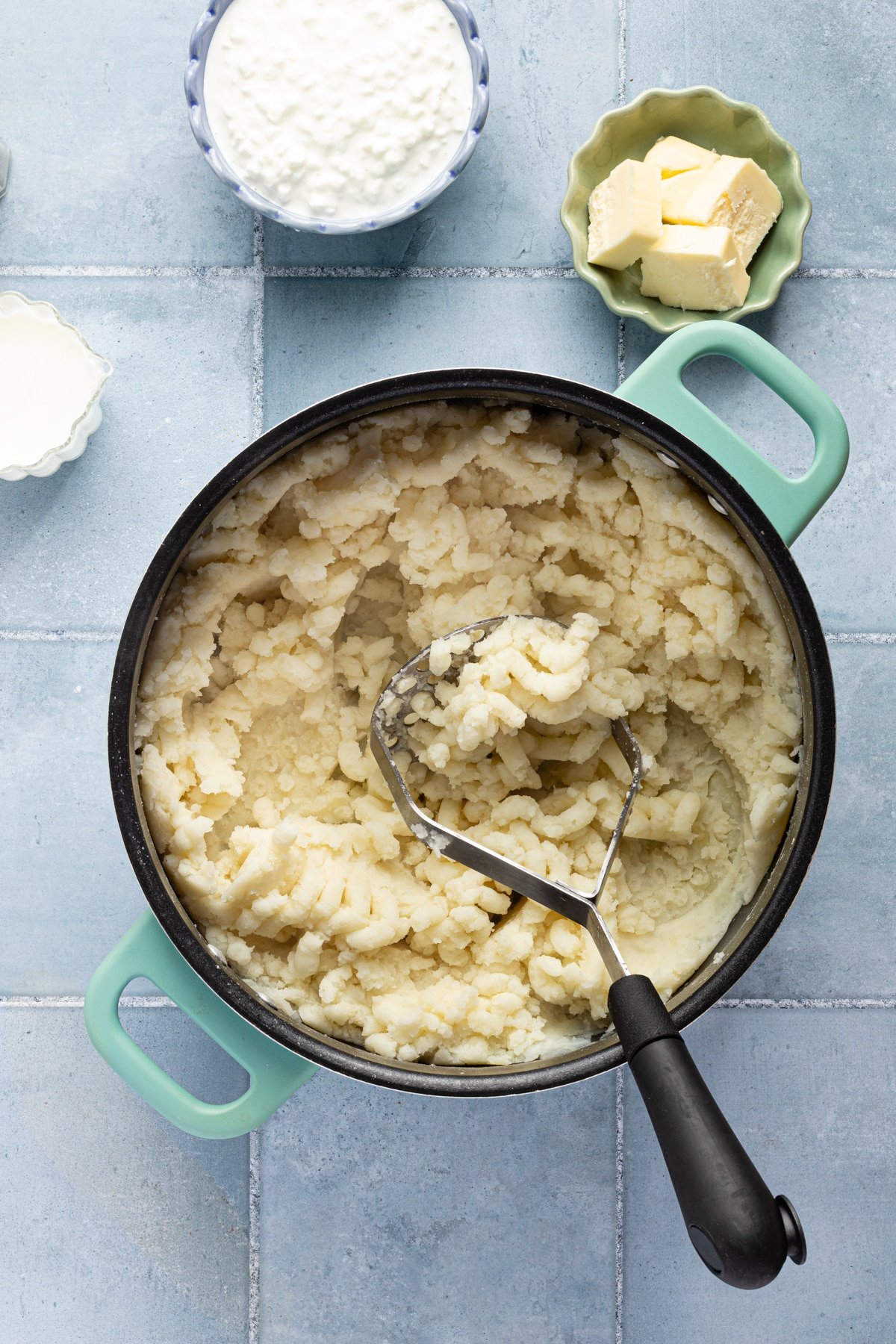 Mashed potatoes and garlic in a large pot.