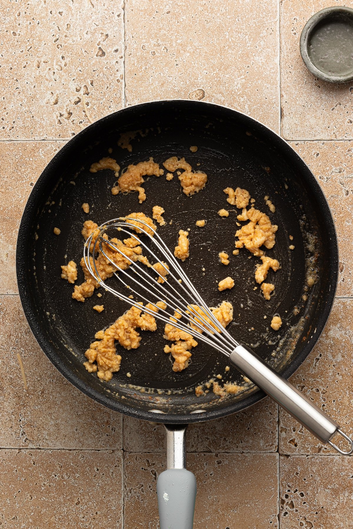 Flour cooking with garlic and butter in a pan.